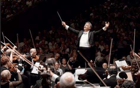 what is live music? how does the absence of a conductor affect the performance